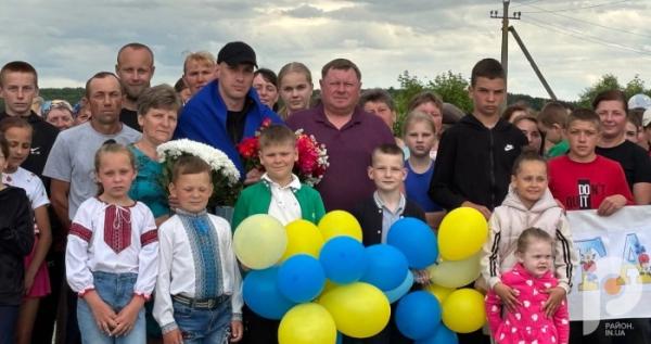 Зустріти Юрія Лавренюка прийшли старі і малі