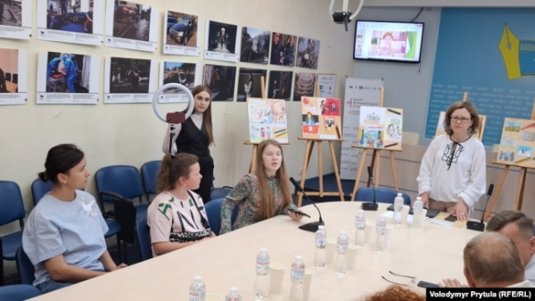 Презентація листівок із малюнками дітей ув'язнених та загиблих журналістів. Стефанія та Катерина Єсипенко (ліворуч), секретар НСЖУ Ліна Кущ (праворуч). Київ, 5 червня 2025 року