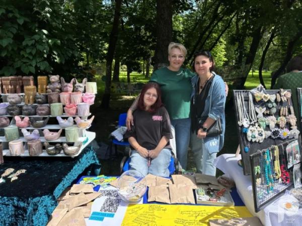 Мама Наталія та сестра Олександра - Дмитра Селютіна - бойового медика,який повернувся із ворожого полону.10