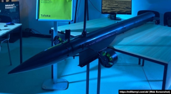 Напівпідводний дрон-торпеда «Толока» TLK-150 розробки української координаційної платформи Brave-1 на презентації у квітні 2023 року