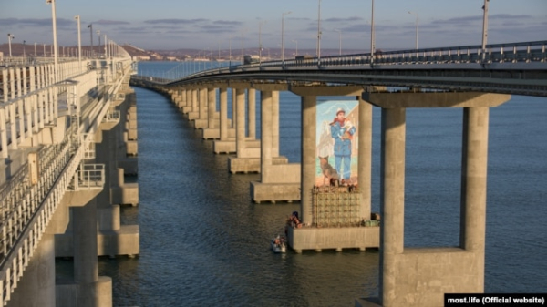 Керченський міст. На цій фотографії добре видно опори мосту