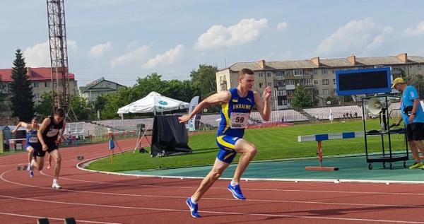 Данило Даниленко на старті фіналу на 400 метрів. Луцьк, 7.06.2025 року, Командний ЧУ