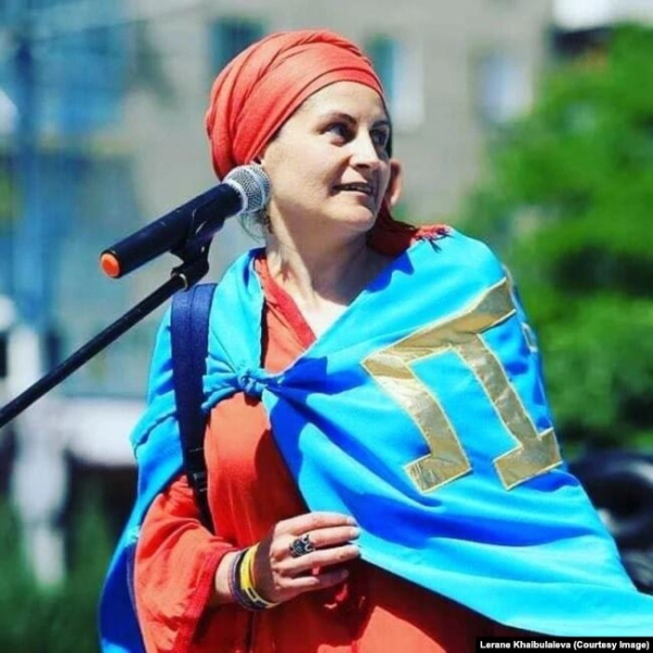 Леране з прапором кримських татар на День Незалежності України в Ірпені