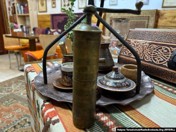 Дегірмен (високий млинок) на передньому плані