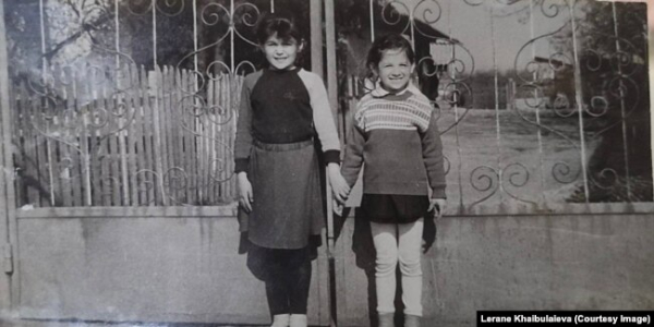 Леране (зліва) із сестрою Ур'яне перед будинком у селі Джанкойського району в Криму