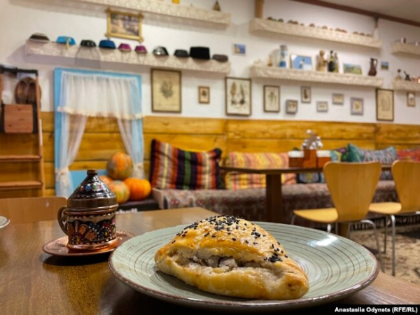 Традиційна самса і кава у «Кримському дворику»