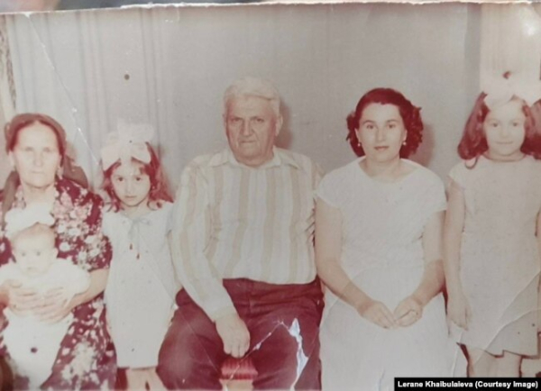 Родина Леране в Узбекистані за кілька днів до повернення до Криму. Зліва направо: бабуся Медіне з немовлям Ельвірою, сестра Ур'яне, дідусь Сеть-Яя, мама Мусіне і Леране