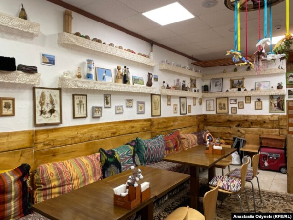 Інтер'єр кафе кримськотатарської кухні «Кримський дворик» у Львові