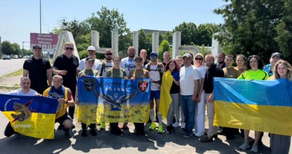 Лучани зустріли ветеранів, які йдуть пішки з Нідерландів до Києва