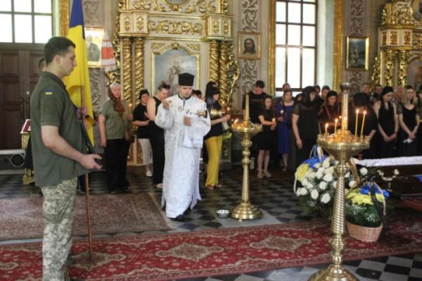 Луцьк попрощався з військовослужбовцем Дмитром Свириденком6