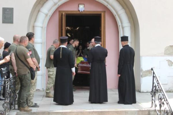Луцьк попрощався з військовослужбовцем Дмитром Свириденком9