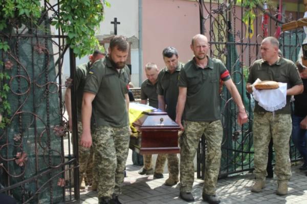 Луцьк попрощався з військовослужбовцем Дмитром Свириденком11