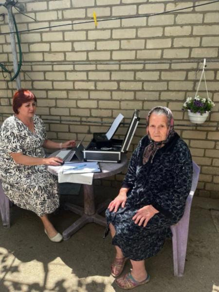 Працівники ЦНАП надають послуги / Херсонська ОВА