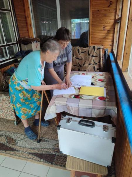 Працівники ЦНАП надають послуги / Херсонська ОВА
