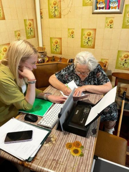Працівники ЦНАП надають послуги / Херсонська ОВА