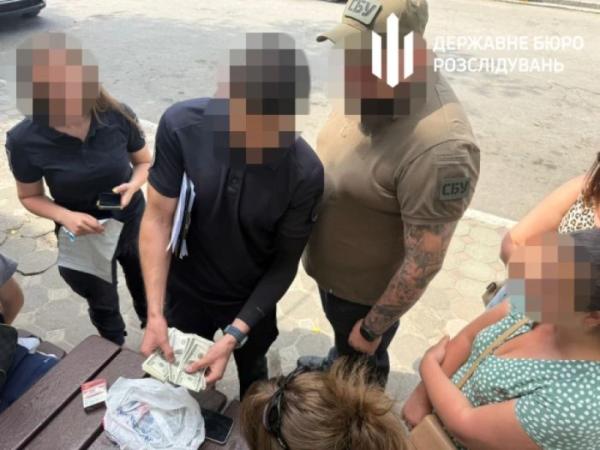 На Одещині ДБР затримало правоохоронця, який разом із матір’ю переправляв ухилянтів до Молдови1