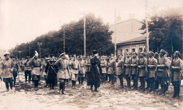 Гетьман Павло Скоропадський оглядає сірожупанників. Позаду гетьмана — військовий міністр Олександр Рогоза (27 червня 1918 року). Фото запозичене на сайті АрміяInform