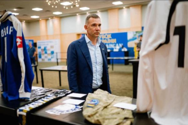 Футболка та військова форма Романа на виставці у Торонто, фото надала Віра Максим'юк