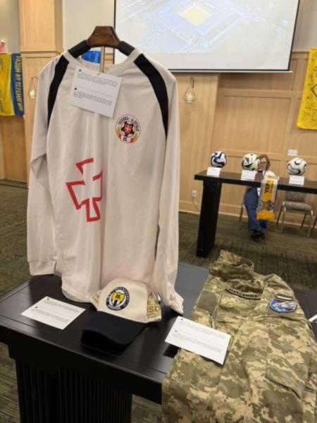 Футболка та військова форма Романа на виставці у Торонто, фото надала Віра Максим'юк