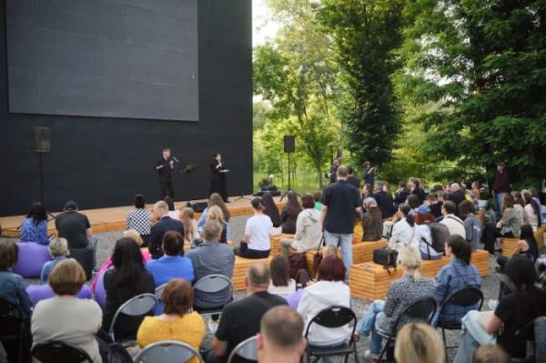 Під час поетичного вечора Сергія Жадана у Бабиному Яру для бригади «Хартія» зібрали 500 тисяч гривень1
