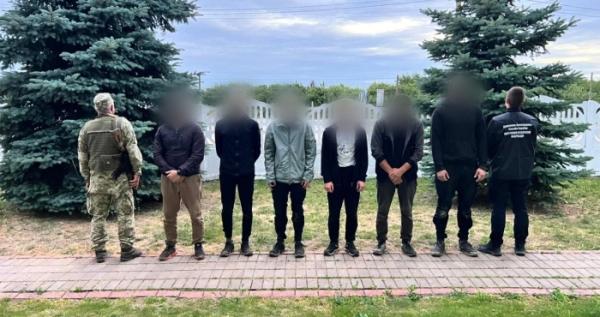 Поблизу кордону з Угорщиною на Закарпатті прикордонники зупинили групу порушників