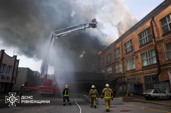 Пожежа в Рівному: надзвичайники ліквідували займання покрівлі триповерхової будівлі12