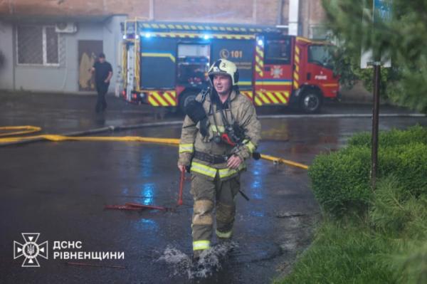 Пожежа в Рівному: надзвичайники ліквідували займання покрівлі триповерхової будівлі3