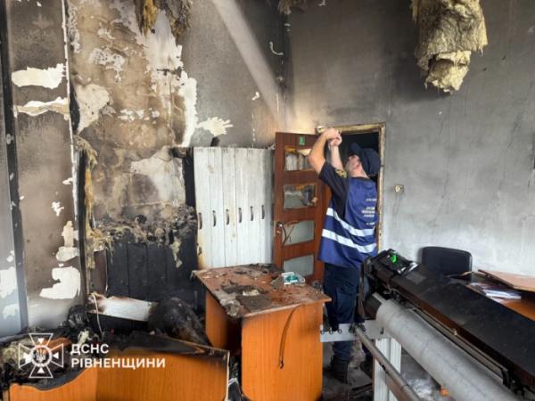Пожежа в Рівному: надзвичайники ліквідували займання покрівлі триповерхової будівлі7