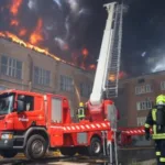 Пожежа в Рівному: надзвичайники ліквідували займання покрівлі триповерхової будівлі