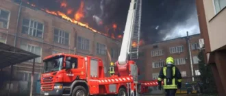 Пожежа в Рівному: надзвичайники ліквідували займання покрівлі триповерхової будівлі