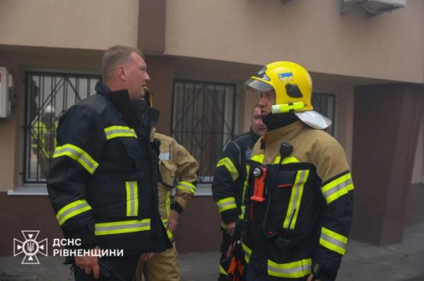 Пожежа в Рівному: надзвичайники ліквідували займання покрівлі триповерхової будівлі15