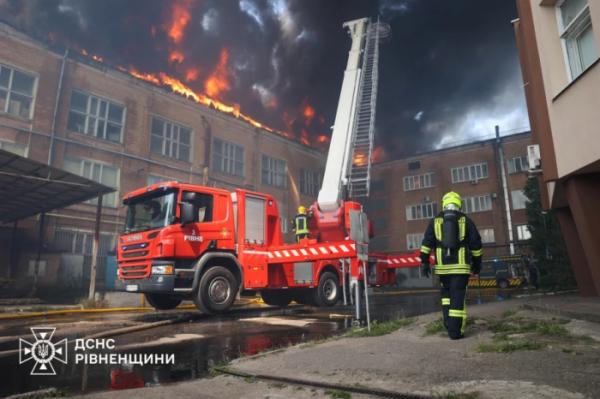 Пожежа в Рівному: надзвичайники ліквідували займання покрівлі триповерхової будівлі2