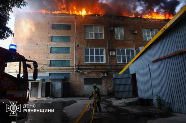 Пожежа в Рівному: надзвичайники ліквідували займання покрівлі триповерхової будівлі1