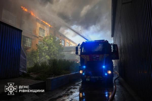 Пожежа в Рівному: надзвичайники ліквідували займання покрівлі триповерхової будівлі6
