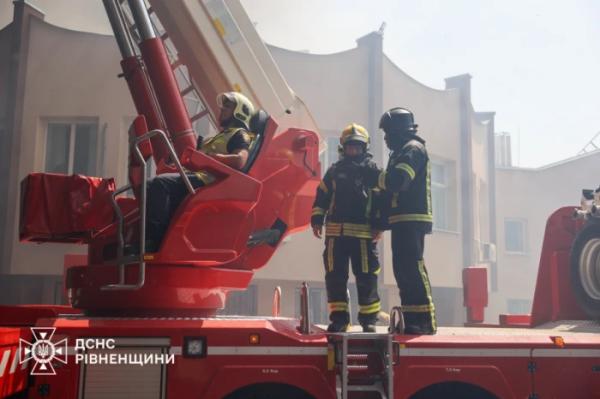 Пожежа в Рівному: надзвичайники ліквідували займання покрівлі триповерхової будівлі4