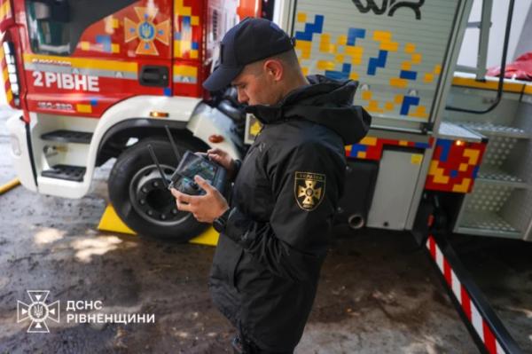 Пожежа в Рівному: надзвичайники ліквідували займання покрівлі триповерхової будівлі11