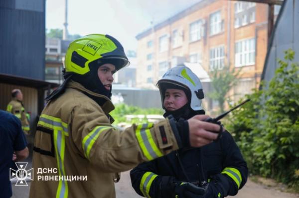 Пожежа в Рівному: надзвичайники ліквідували займання покрівлі триповерхової будівлі5