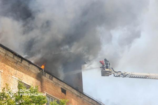 Пожежа в Рівному: надзвичайники ліквідували займання покрівлі триповерхової будівлі14