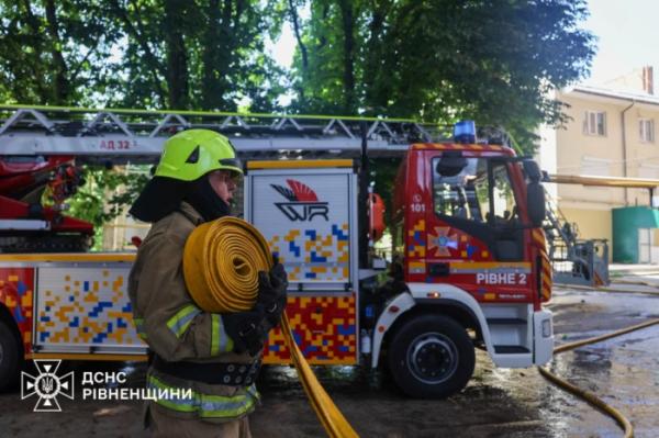 Пожежа в Рівному: надзвичайники ліквідували займання покрівлі триповерхової будівлі13