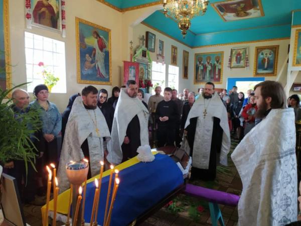 Прапори, квіти і сльози: Старовижівська громада вклонилася полеглому воїнові Сергію Сливці10