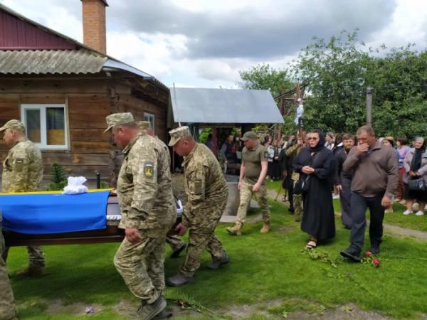 Прапори, квіти і сльози: Старовижівська громада вклонилася полеглому воїнові Сергію Сливці6
