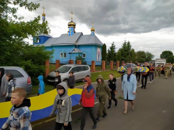 Прапори, квіти і сльози: Старовижівська громада вклонилася полеглому воїнові Сергію Сливці3