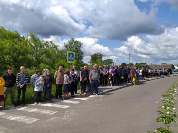 Прапори, квіти і сльози: Старовижівська громада вклонилася полеглому воїнові Сергію Сливці13