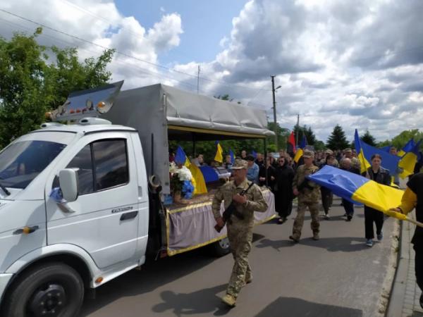 Прапори, квіти і сльози: Старовижівська громада вклонилася полеглому воїнові Сергію Сливці15