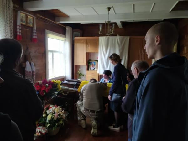 Прапори, квіти і сльози: Старовижівська громада вклонилася полеглому воїнові Сергію Сливці8