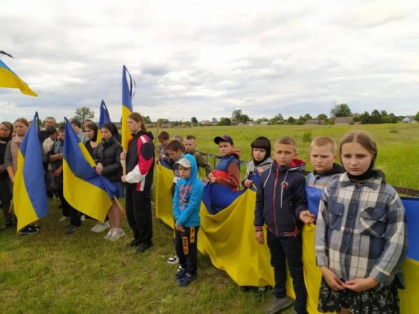 Прапори, квіти і сльози: Старовижівська громада вклонилася полеглому воїнові Сергію Сливці12