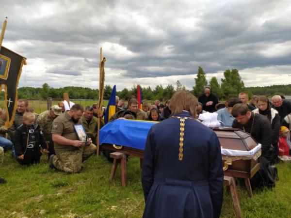 Прапори, квіти і сльози: Старовижівська громада вклонилася полеглому воїнові Сергію Сливці7