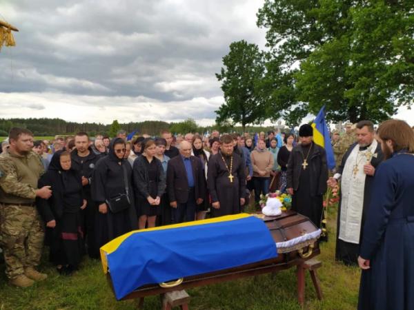 Прапори, квіти і сльози: Старовижівська громада вклонилася полеглому воїнові Сергію Сливці11