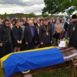 Прапори, квіти і сльози: Старовижівська громада вклонилася полеглому воїнові Сергію Сливці