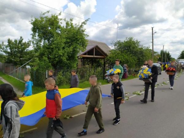 Прапори, квіти і сльози: Старовижівська громада вклонилася полеглому воїнові Сергію Сливці2